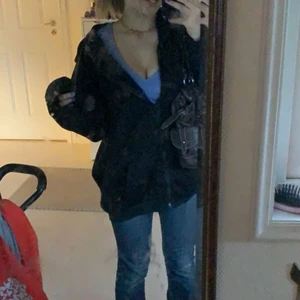 zipup hoodie - En så härlig zipup hoodie från shein, storlek L men passar nog allt från xs-xl beroende på hur man vill att den ska sitta. Jätteskön nu på hösten & vintern om man tex inte vill ha en jacka på sig till någon outfit. Skriv till mig för bättre bilder på den, en liten fraktkostnad tillkommer om du inte kan mötas upp i Stockholm❤️ nypris ca 180kr, sparsamt använd