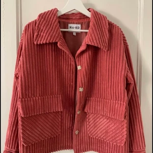 Jacka Nakd - En rosa Manchester jacka från NAKD i storlek 36. Den passar både XS och S! Den är supersnygg och i gott skick. Använd ett fåtal gånger. Kan mötas upp i centrala Stockholm eller frakta, men då står köpare för fraktkostnaden.❤️ Nypris var 600kr