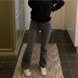Gråa midwaist jeans! - Endast intressekoll på dessa så snygga midwaist gråa jeans från Only petite (zalando). Helt slutsålda.  (Första bilden är lånad) EJ SÅLDA