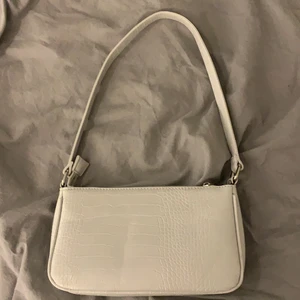  handväska - Denna jättefina handväskan är helt oanvänd, pågrund av att den inte kommer till användning för har så många andra. Men den är superfin! Väskan har tre fack i sig varav ett har en dragkedja. (Pris, och frakt kan diskuteras)