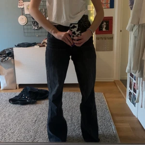 Långa svarta jeans ZARA - Säljer mina långa svarta jeans från ZARA då jag inte använder dom längre. De har viss slitage som håller på sista bilden. Därför säljer jag dom billigt! 💗 jag är 180 cm och dom är nästan för långa för mig! Dom är i storlek 36 men är stora i storleken så dom passar absolut någon med storlek 38. Det är bara höra av sig angående frågor eller fler bilder!! 