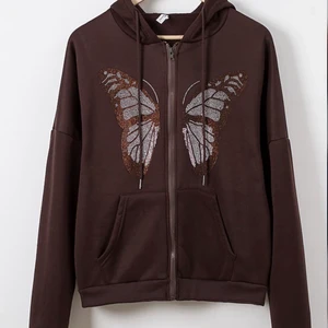Brun rhinestone hoodie - Säljer denna trendiga hoodien från shein. Den är använd enbart engång och säljer den för att den inte riktigt är min stil. Den är liiiite oversized. 