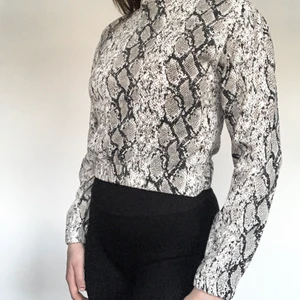 Blus - Blus från bershka. Använt några få gånger. Storlek M. Frakt tillkommer🤍