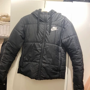 Nike reverisble jacket - En vinterjacka från nike som går att använda åt båda hållen. Jackan är i fint skick och inköpt förra året. Nypris 1249.  Köparen står för eventuell frakt och betalning sker via swish. ❤️
