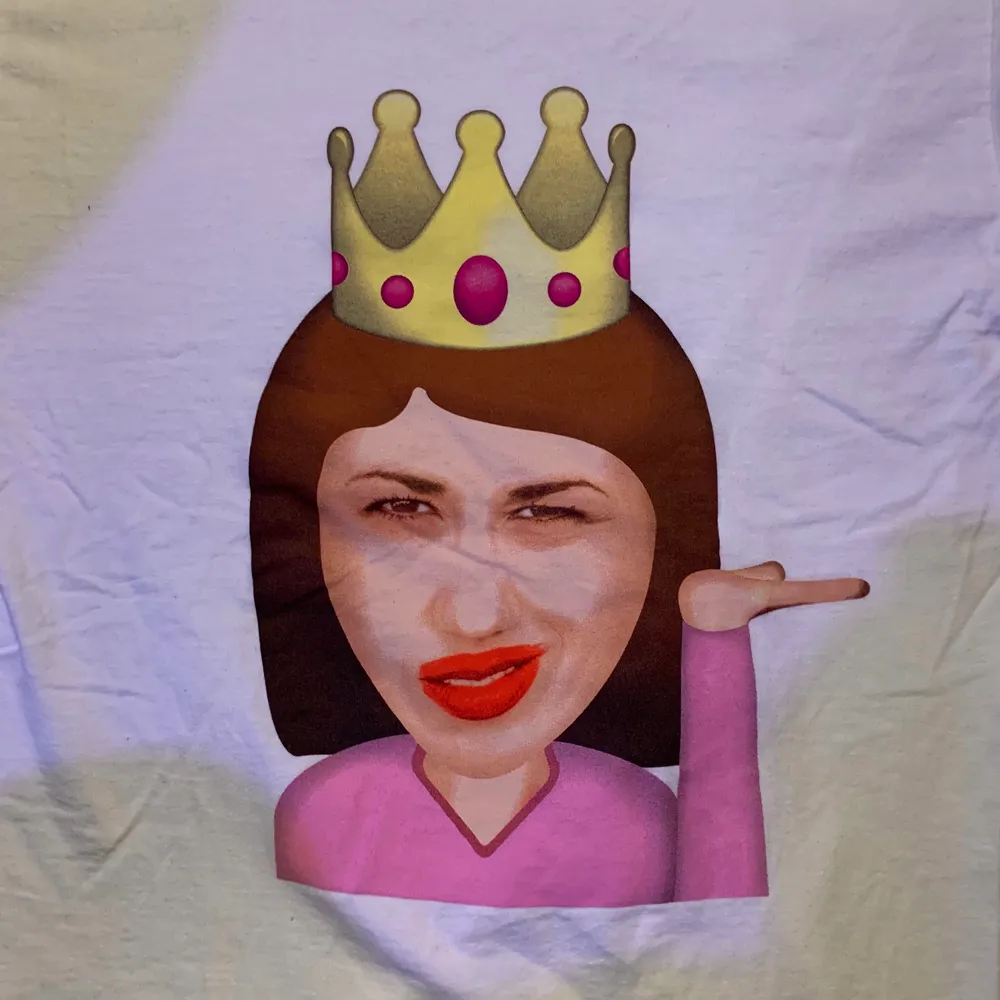 Vit t-shirt köpa second hand med ett tryck av Miranda sings som en emoji 💁🏽‍♀️👑 Superrolig tröja med meme på bröstet i förvånansvärt bra kvalité! Kan användas som en skön kul pyjamas tröja!. T-shirts.