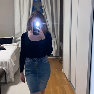 Jeanskjol - Storlek M. Stretchig material!!✨ aldrig använd😋 blir EJ missformad. Sitter perfekt!🥰