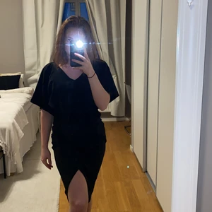 Svart klänning - Storlek M, omlott i slitsen✨ rosett på sidan🥰 