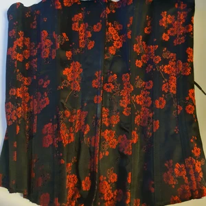 Korsett stl 36 - Korsett stolek 36. Dragkedja fram och snörning bak. Köparen står för frakten.