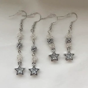 Stjärn örhängen  - Jag har gjort 2 ytterligare nya par utav dessa sjukt snygga stjärnörhängen! Pärlorna är handgjorda utav mig och de glittrar så himla fint! Snyggt att kombinera med varandra! Går att ordna med nickelfria krokar. Första paret kostar 75 andra kostar 65 eller köp båda för 125! Frakt tillkommer på 13kr. 🤍