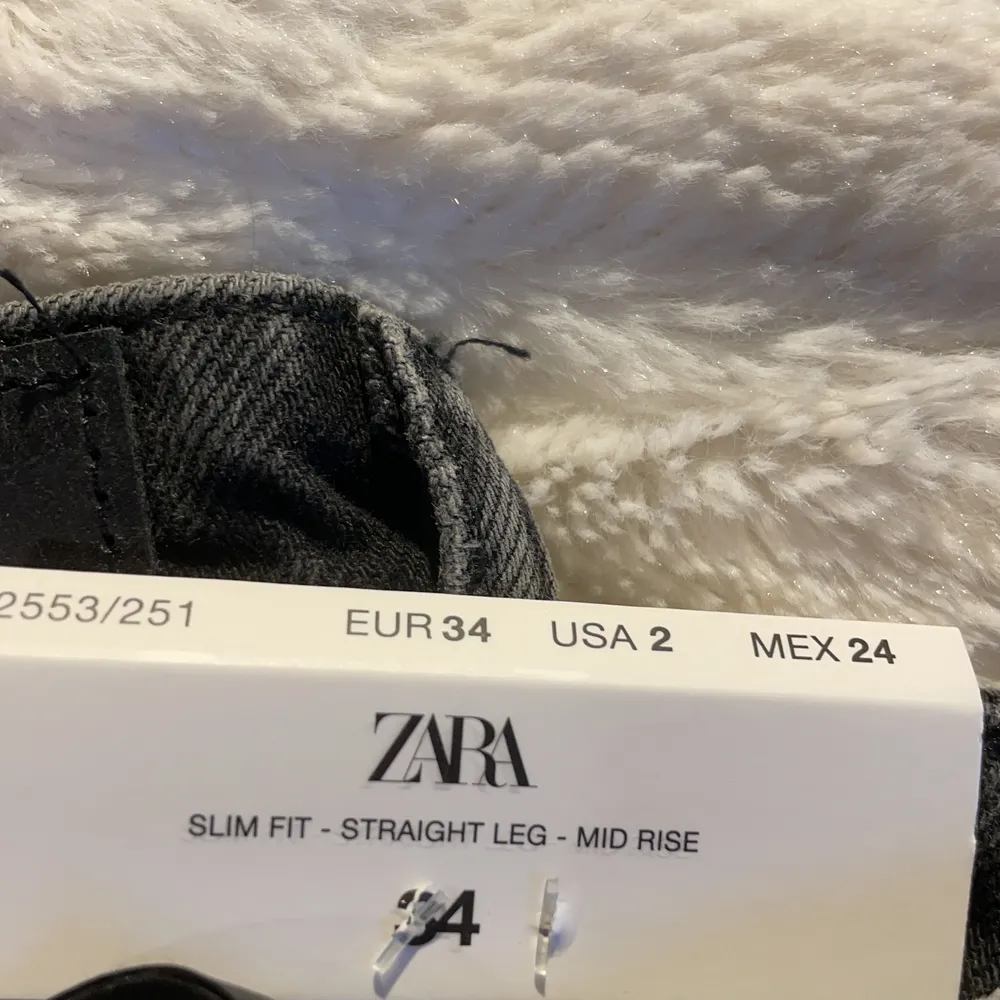 Säljer det populära Zara jeansen mid Rise. Då jag beställde två strl och fick ett par över. Strl 34, enbart testade. Köpta för orginal pris. Skriv privat om du är intresserad. Jeans & Byxor.