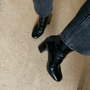 Boots, Steve Madden, strl 36 - Sparsamt använda klackskor / boots, nypris 1000 kr. Bytt till en mer tålig och mindre hal sula.