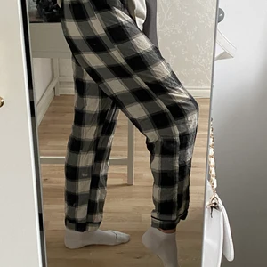 Rutiga pyjamasbyxor - Säljer dessa ( svart,vit,gråa) pyjamasbyxor då jag råkade köpa två, ifrån Shein!😊 De är jätte fina i modellen, hyfsat tunt material men sitter bra! Storlek kan variera då de är stretchiga i materialet! Jag brukar ha ca S men passar både större och mindre storlekar👍Hör av dig vid frågor eller intresse, köparen står för frakt💖💖