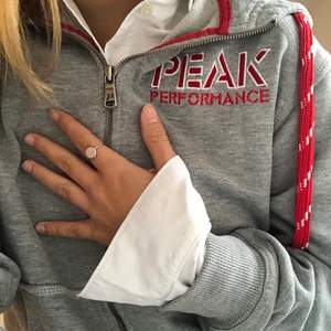 En jättemysig och snygg hoodie man lätt kan klä upp. Från Peak Performance, finns ej kvar i butik. Storlek S/M. 