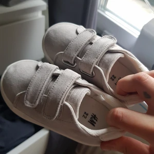 Barn skor - Barn skor, som nya, och ett par är helt oanvända. Storlek 18.5 19 och 21. Ett par för 100 kr och alla 3 för 250 