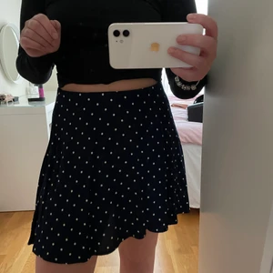 Bondelid kjol - Snygg prickig kjol från bondelid men säljer pga flytt. Kjolen är mörkblå med beiga prickar! Frakten ingår💕