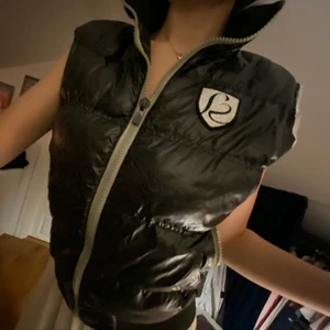 Jättesnygg väst💋 - Såå snygg väst i typ lite glansigt tyg, varm också!!!