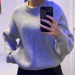 Stickad tröja. Oversized. - Grå stickad tröja.