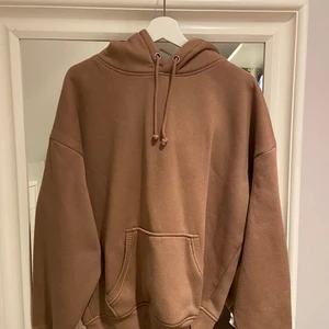 Brun hoodie från Bikbok🥰 - Endast använd 2 gånger och köpt för ca ett halv år sedan. Inga defekter och super skönt material. Väldigt oversized😍