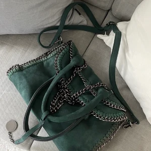 Väska - Superfin mörkgrön Stella mcCartney liknande väska som jag köpt här på plick! Lånade bilder från tidigare ägaren. Den har inga skador, har själv endast använt den under en kväll. Säljer den endast vid bra bud då jag själv tycker om den väldigt mycket 🥰 Köparen står för frakt 