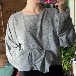Grå tröja  - Grå oversized tröja från Nelly med stora ärmar i storlek M. Använd men fortfarande i bra skick. Säljer för 60 kr, köpare står för frakten. 💖