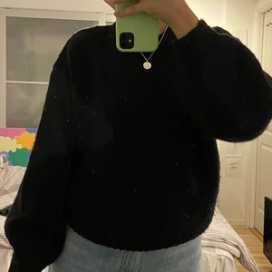 svart stickad tröja från nakd - jättefin stickad tröja från nakd, använd två gånger så i jättefint skick! 