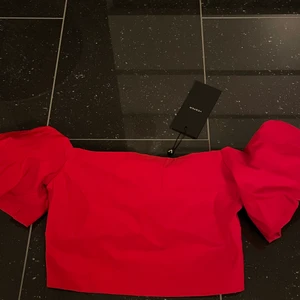 Topp  - Röd crop top från märket Vesper. Helt oanvänd och nypris är 440. 
