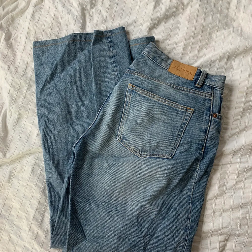Ljusblå vida jeans från monki i modellen yoko. Uppsydda så de passar mig som är ca 160 i längden. Passar även kortare. Finns en mycket liten fläck på ena bakfickan, skriv för bild. Frakt tillkommer. Gissar på 66kr men kanske mer, tar reda på det vid köp. Hör av er för mer frågor. Jeans & Byxor.