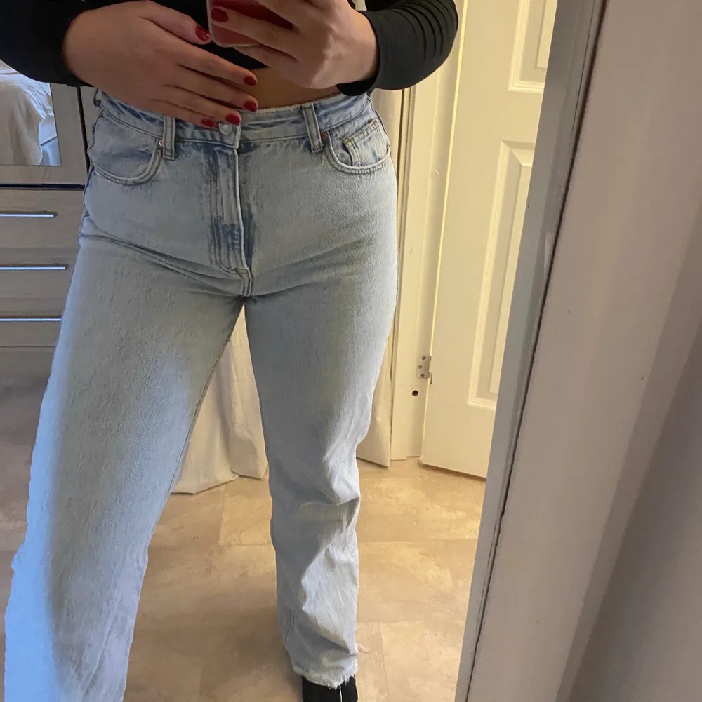 Ljusblå jeans ifrån Zara🖤 storlek 38 och är avklippta för att passa min längd, är 168😊 säljer för 250kr. Jeans & Byxor.