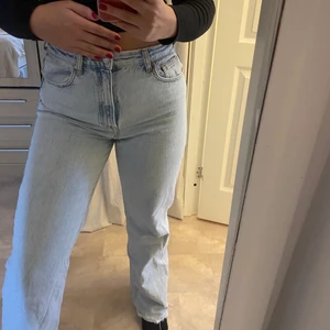 Zara jeans - Ljusblå jeans ifrån Zara🖤 storlek 38 och är avklippta för att passa min längd, är 168😊 säljer för 250kr