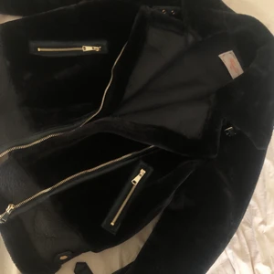 Madlady pilotjacka - As snygg pilotjacka med päls( ej äkta päls)😍storleken är en 40 men skulle säga att den passar som en 38 också