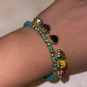 Armband  - Säljer detta armband jag fick. Man kan använda de som fotlänk samt armband går att justera. Använder inte den väljer därför att sälja 