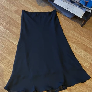 BIK BOK svart kjol M - Supersnygg svart kjol i lätt material som bara använts några få gånger som NY. Inga defekter 🌞🌞 ( frakt tillkommer) 