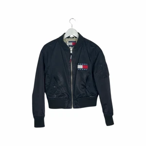Vintage bomberjacka - En snygg vintage bomberjacka från Tommy Hilfiger! Smal passform”