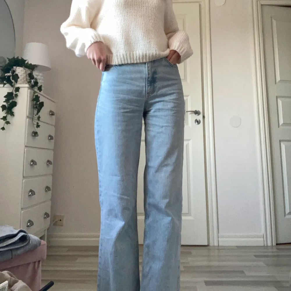 Säljer dessa jätte snygga och populära jeans från zara som är sparsamt använda och i väldigt bra skick! De är i modellen 90s full length och är långa på mig som är 170cm! Säljer för att jag har många liknande, jag har ingen användning för dem <3. Jeans & Byxor.