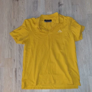 Pikétröja i gul färg - Pikétröja i gul färg, vintage