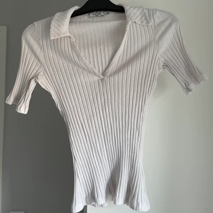 tröja med krage - en ribbad tröja från NA-KD. Strl S. Använd men fint skick. frakt tillkommer 