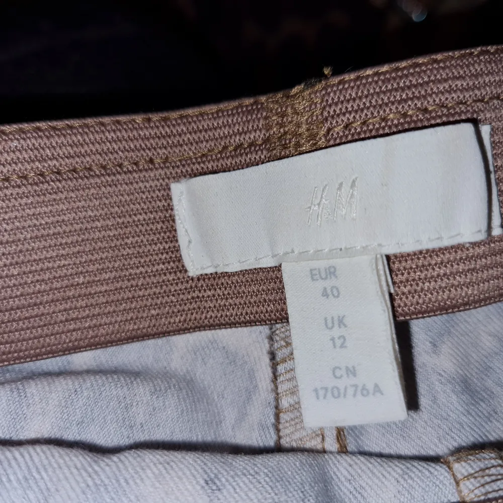 Leggings/byxor helt nya aldrig använda- stretch material så passar allt från M- XL. Farkut & Housut.