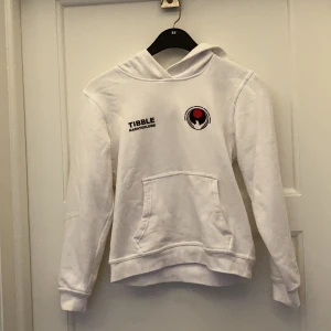 Karate hoodie - Utöver karate setet som jag säljer så säljer jag även denna hoodie. Den är ganska ny och har inga fläckar.
