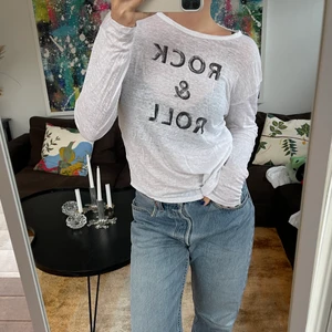 Rock n’ roll tröja Zadig  - Säljer min vita långärmade tröja från Zadig i storlek S. Skick: använt 1 gång. Jag är en 36/38 och är 167 cm. 🥰