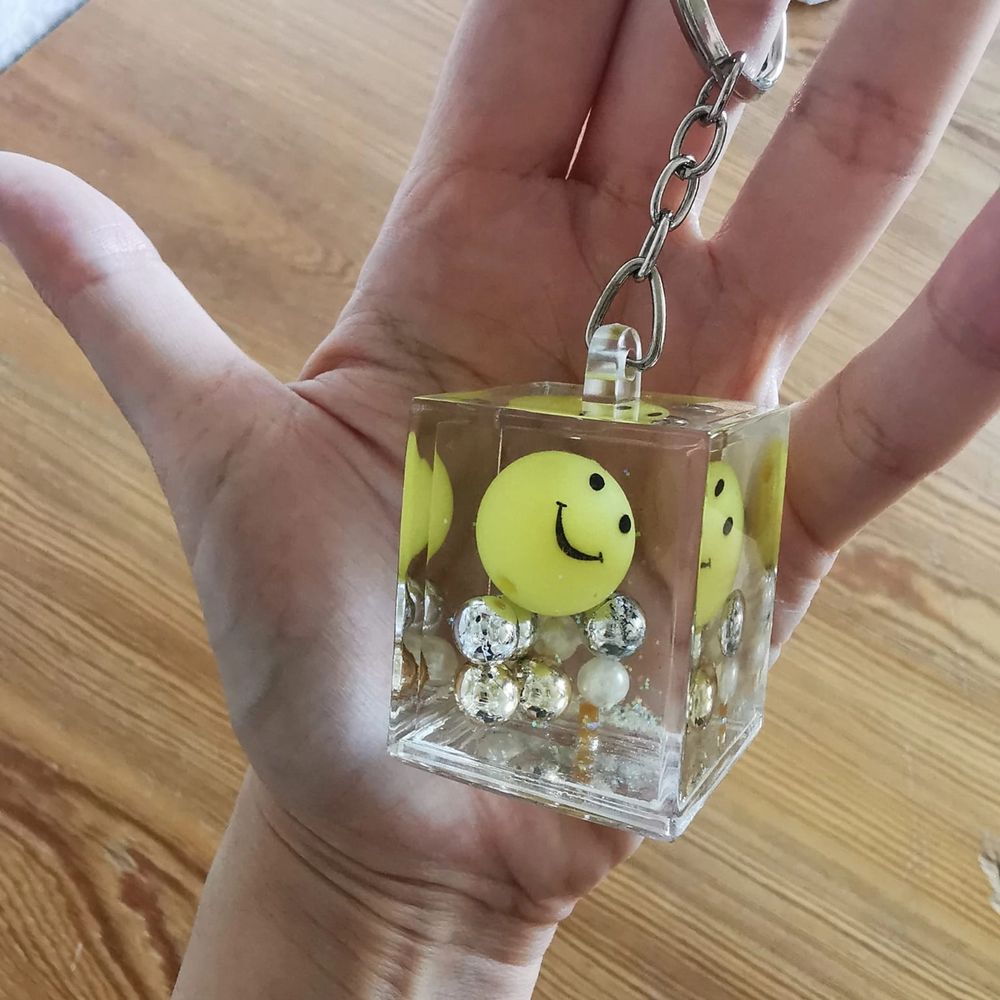 Superfin smiley nyckelring från 2000-talet. Det är som en snöglob man kan skaka den så faller det glitter (se bild). Köparen står för frakten. . Accessoarer.