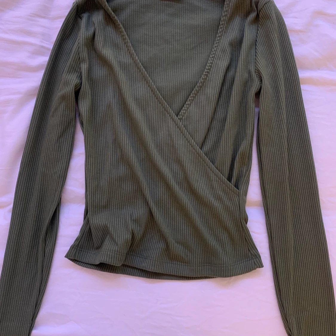 Vanlig grön tröja med v-ring