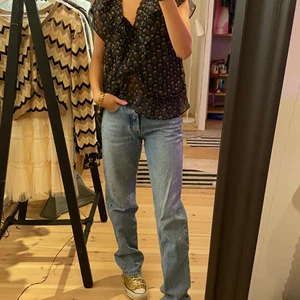 Zara mid waist - Snygga mid waist jeans ifrån zara! Köparen står för frakten och de passar mig som är 165 och bär st s