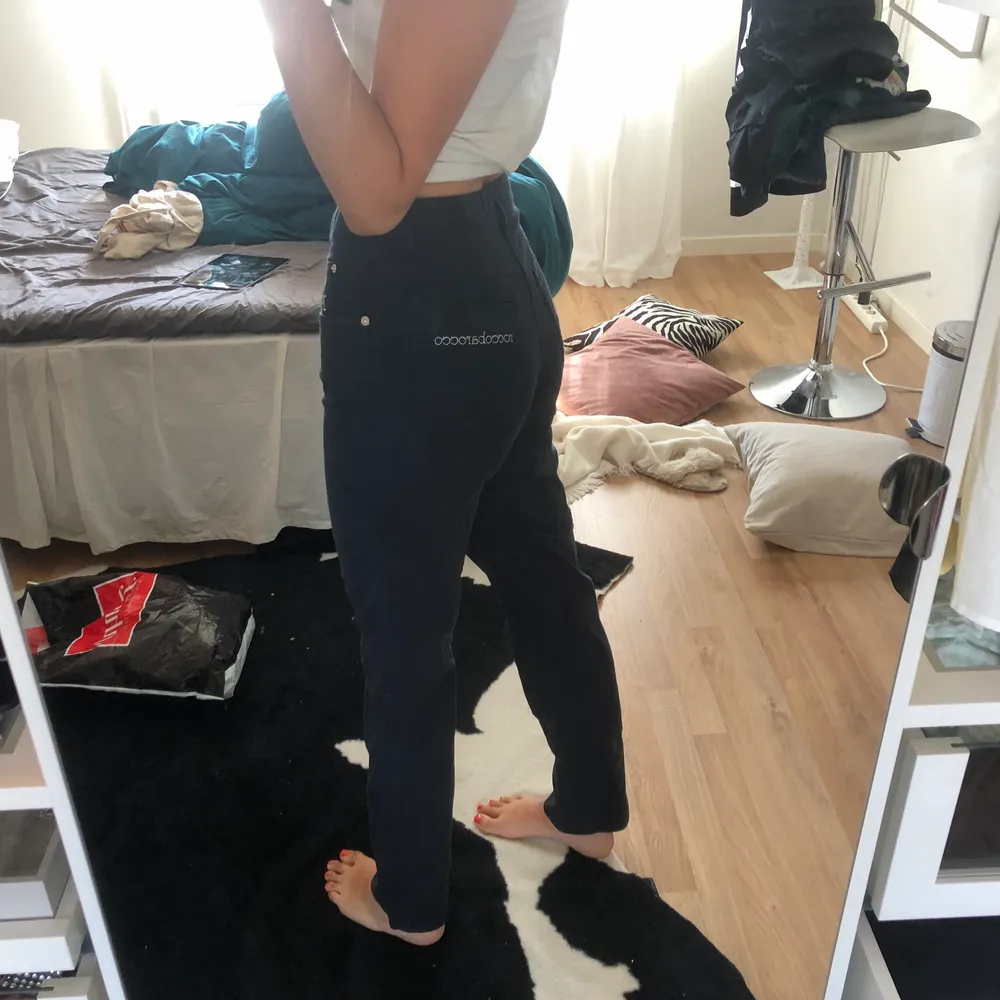 Fina jeans använda Max 1 gång:) köpte secondhand, står ingen storlek men passar bra på mig som är 36!. Jeans & Byxor.