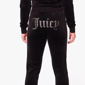 Svart tracksuit Juicy Couture strl XL - Helt nya oanvända kläder från Juicy Couture. Hoodie och byxor i velour med diamantlogo. Pris 600 kr/plagg eller 1100 kr vid köp av båda plaggen. Köparen står för frakten. 