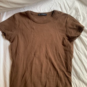 Brun tröja  - Endast använd fåtal gånger och som ny, tröjan kommer från Brandy melville och jag säljer pågrund av att den börjar bli för liten💕