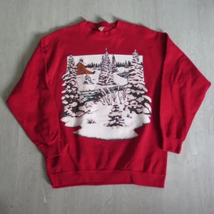 röd sweatshirt - Röd vintersweatshirt uppskattad strl L/XL. Passar bra som oversize om man har mindre strl :) 66 kr spårbar frakt.  Skicka meddelande vid frågor/fler bilder! Notera liten fläck på ena ärmen.  Notera att små defekter kan finnas då den inte är ny. Större brister nämns tydligt i annonsen/visas på bild. OBS! Bud är bindande!!!!!!! 