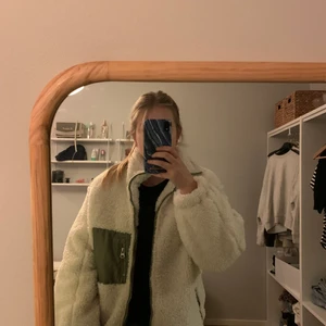 Stradivarius  - En så fin, fluffig och varm jacka nu till vintern✨Den är använd en gång tidigare, har inte använt den sedan dess❤️‍🔥nypris 600kr. Köparen står för frakten!