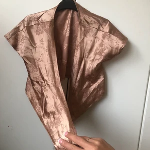 Sexig topp - Kort topp, går att knyta, guldig/rosé. Väldigt festlig och sexig, haft på mig den endast en gång. 