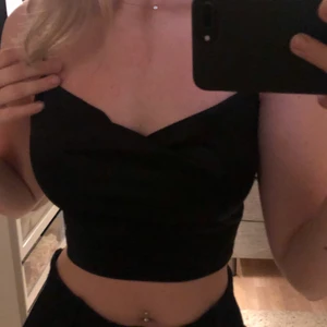 Fest topp med stretchigt material - Satin känsla på toppen som sitter som en smäck med lite vattenfalls effekt framtill.