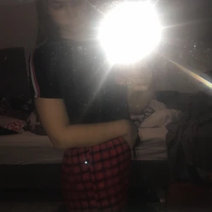 Tshirt - Svart t-shirt storlek M med röd/vit rand på ärmen.50kr+frakt(köparen står för frakt)